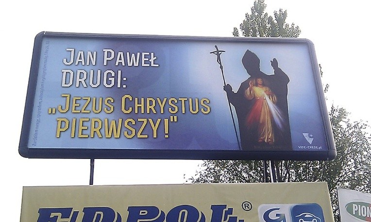 Ewangelizacyjny billboard pojawił się naprzeciw CH Sarni Stok w Bielsku-Białej