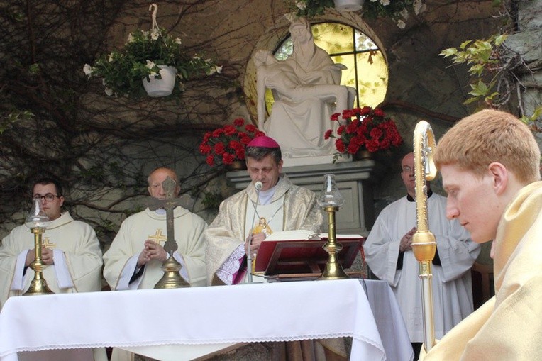 Biskup Roman przewodniczy Mszy św. w Hałcnowie