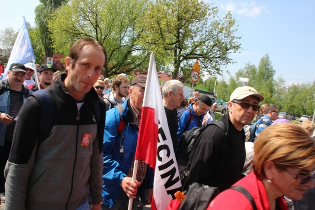 Pielgrzymi w drodze z Hałcnowa do Łagiewnik