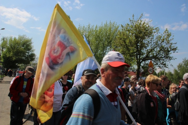 Pielgrzymi w drodze z Hałcnowa do Łagiewnik