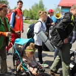 Pielgrzymi w drodze z Hałcnowa do Łagiewnik