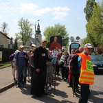 Pielgrzymi w drodze z Hałcnowa do Łagiewnik