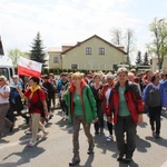 Pielgrzymi w drodze z Hałcnowa do Łagiewnik