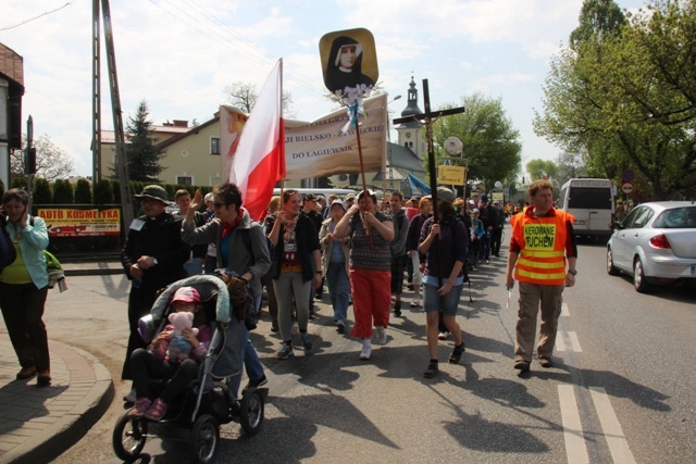 Pielgrzymi w drodze z Hałcnowa do Łagiewnik