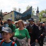 Pielgrzymi w drodze z Hałcnowa do Łagiewnik