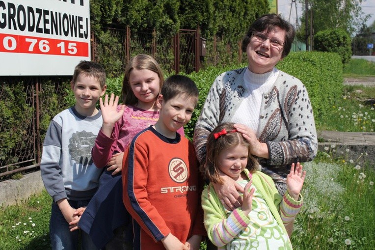 Babcia Helena z wnukami żegnała pątników w Hałcnowie