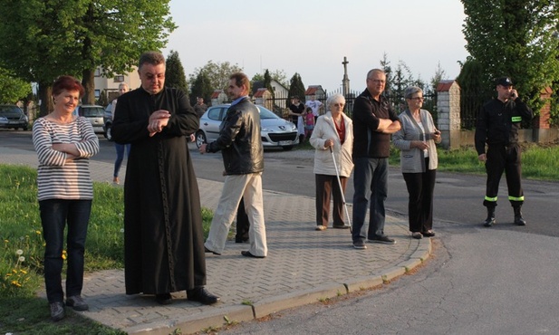 Na skrzyżowaniu w Witkowicach, tuż przed przybyciem pierwszej pielgrzymiej grupy