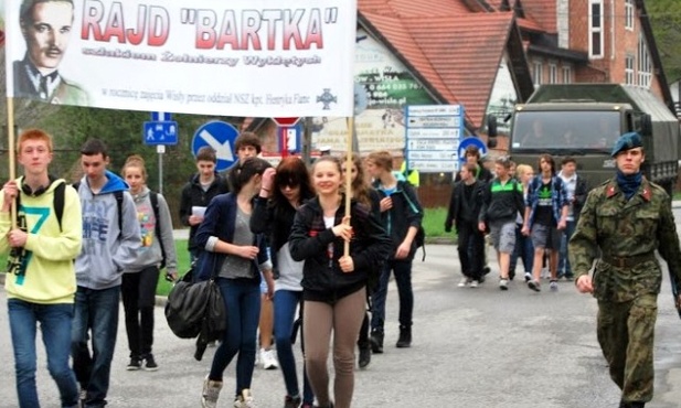 Uczestnicy Rajdu "Bartka" na ulicach Wisły w 2013 r.