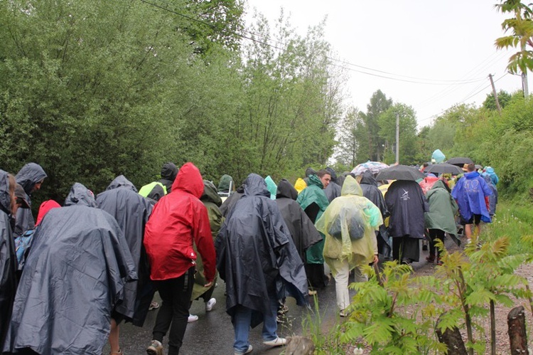 W deszczu z Radziszowa w stronę Mogilan