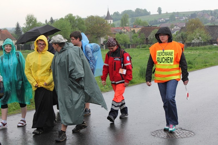 W deszczu z Radziszowa w stronę Mogilan