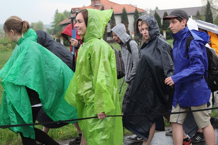 W deszczu z Radziszowa w stronę Mogilan