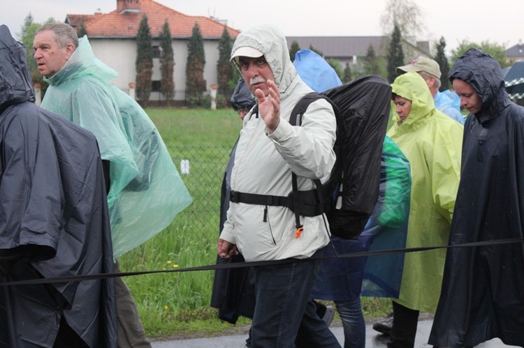 W deszczu z Radziszowa w stronę Mogilan