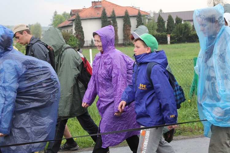 W deszczu z Radziszowa w stronę Mogilan