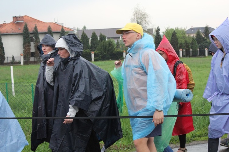 W deszczu z Radziszowa w stronę Mogilan