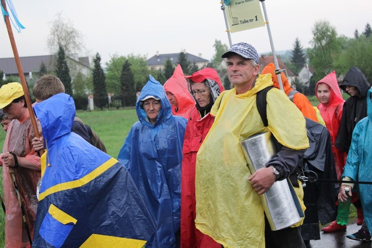 W deszczu z Radziszowa w stronę Mogilan