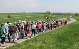 Kolejny, piękny dzień w drodze do sanktuarium Bożego Miłosierdzia przed pielgrzymami