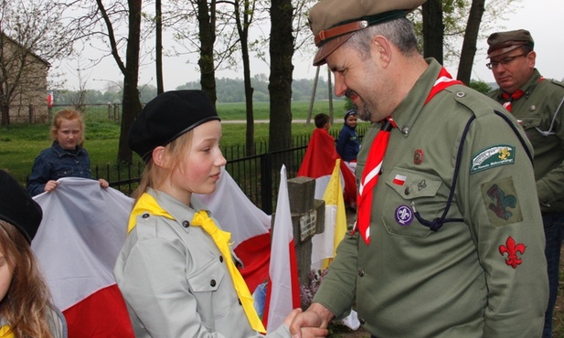 Przy grobach żołnierzy harcerze złożyli przyrzeczenie po którym otrzymali krzyże harcerskie