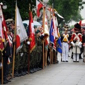 Obok reprezentantów służb mundurowych w uroczystości wzięły udział poczty sztandarowe i rekonstruktorzy naszych dziejów z XVIII i XIX w.