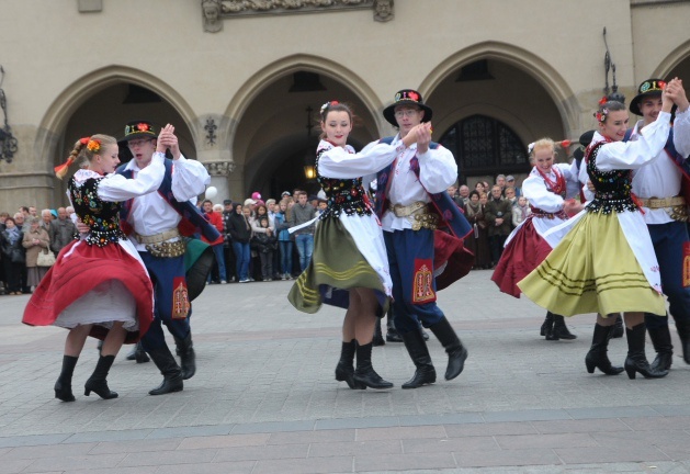 Pokaz tańców polskich na Rynku Głównym