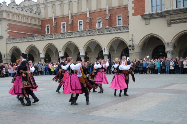 Pokaz tańców polskich na Rynku Głównym