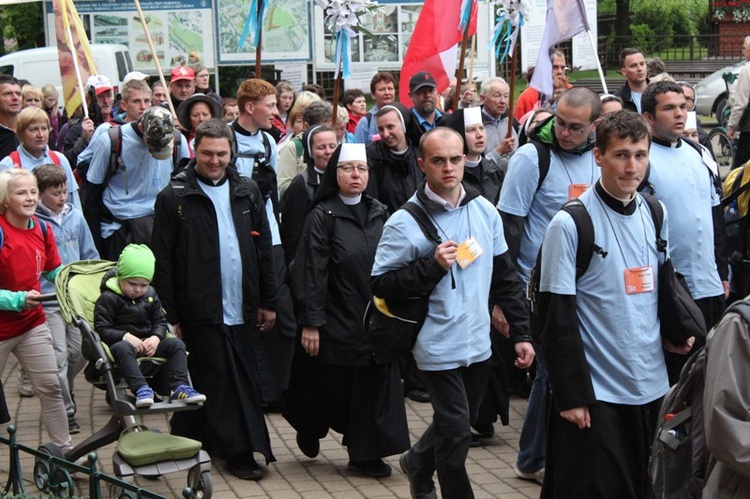 Księża i klerycy w drodze do Łagiewnik