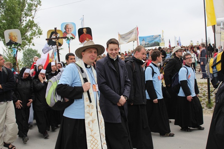 Księża i klerycy w drodze do Łagiewnik