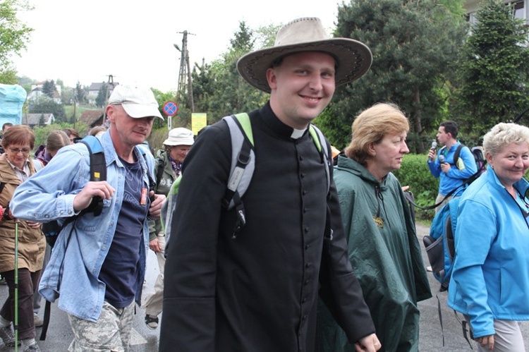 Księża i klerycy w drodze do Łagiewnik