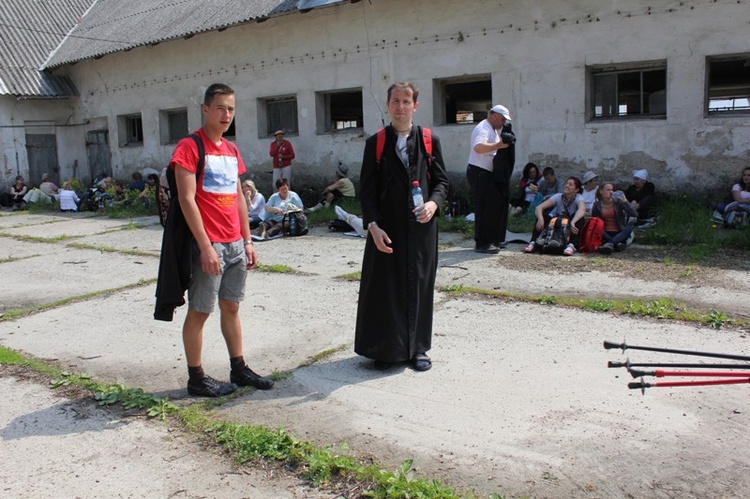 Księża i klerycy w drodze do Łagiewnik