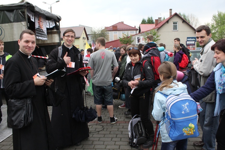 Księża i klerycy w drodze do Łagiewnik