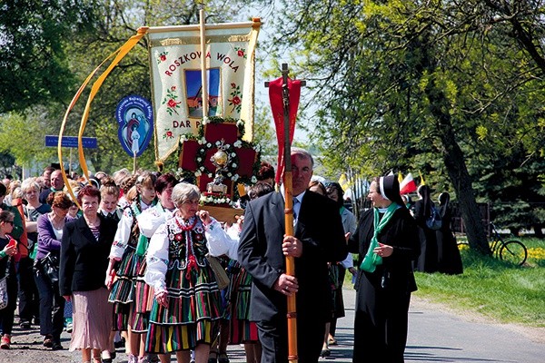 Po Eucharystii wierni przeszli do kościoła parafialnego w Żdżarach 