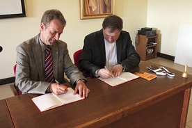  Umowę partnerską podpisują: dr Stephan Kaiser, dyrektor Oberschlesisches Landesmuseum w Ratingen, i ks. Jan Rosiek, dyrektor Pocysterskiego Zespołu Klasztorno-Pałacowego (Starego Opactwa) w Rudach