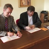  Umowę partnerską podpisują: dr Stephan Kaiser, dyrektor Oberschlesisches Landesmuseum w Ratingen, i ks. Jan Rosiek, dyrektor Pocysterskiego Zespołu Klasztorno-Pałacowego (Starego Opactwa) w Rudach