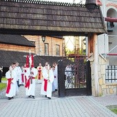  Procesja przed pomnik św. Wojciecha