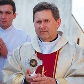  Relikwie Jana XXIII wprowadził do świątyni ks. Andrzej Kołcz, proboszcz