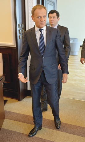 Premier Donald Tusk i sekretarz stanu w KPRM Igor Ostachowicz przed posiedzeniem rządu 29 kwietnia, na którym omawiano kwestię ratyfikacji Konwencji Rady Europy o zapobieganiu i zwalczaniu przemocy wobec kobiet