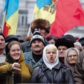 Demonstracja przeciwników rosyjskiej interwencji. Na transparencie napis: „Rosja. Ręce precz od Mołdawii!”