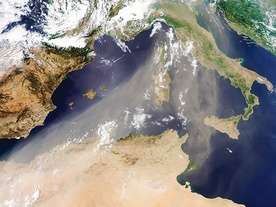 Sahara ma wpływ na klimat  i życie na całym globie. Odpowiedni ruch powietrza powoduje, że saharyjskie piaski mogą się znaleźć w Europie, Azji i Ameryce