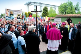  Diecezjalna pielgrzymka do Łagiewnik właśnie dotarła do sanktuarium Miłosierdzia Bożego