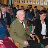  Zasłużony weteran z rodziną podczas jubileuszowej uroczystości