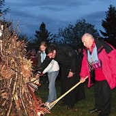  Dziękczynne ognisko rozpalają Stefan Jakubowski i ks. Michał Gajzler