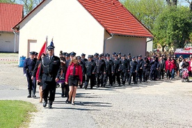  Uroczystość rozpoczęła się od przemarszu strażaków do skrzatuskiego sanktuarium 