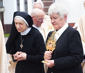  S. Stanizja i Danuta Rybicka uroczyście wprowadziły relikwie do złocienieckiego kościoła Mariackiego