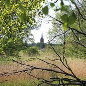  Znad brzegu Obry widać obecnie wieżę kościoła pw. św. Katarzyny w Bledzewie, w przeszłości  nad miastem dominowały budynki cysterskiego klasztoru