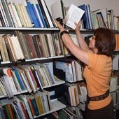 Na bibliotecznych półkach odnaleźć można zarówno historyczne dzieje, jak i współczesne teksty, a nawet opowieści futurystyczne