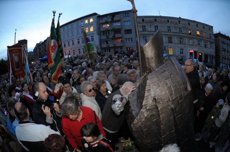 8 maja - pomnik odsłonięty