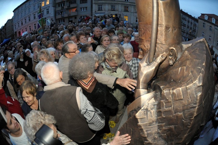 8 maja - pomnik odsłonięty