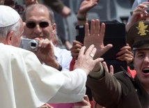 Papież: Bycie świętym to nie udawanie fakira