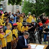 Prezydent Bronisław Komorowski podpisał ustawę w Bielsku-Białej, w obecności uczestników startu 36. Rodzinnego Rajdu Rowerowego