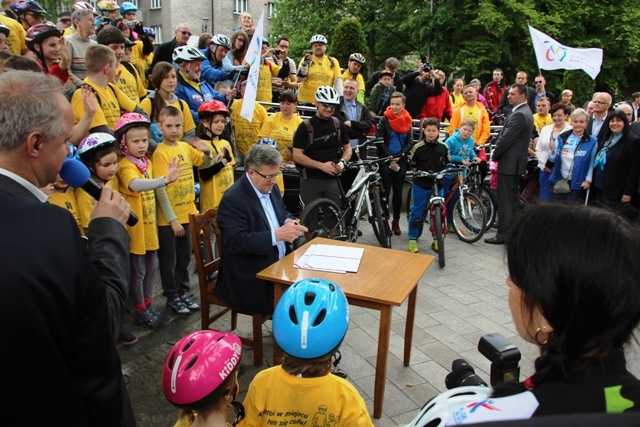 Prezydent Komorowski z cyklistami w Bielsku-Białej