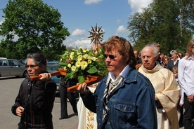 Po uroczystej Eucharystii do starego kościoła przeniesiono relikwie bł. o. Stanisława Papczyńskiego